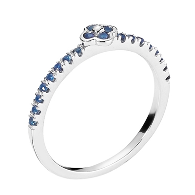 Ring i 8 kt. hvidguld med blå safir og blomst. Poleret og elegant design fra LUND COPENHAGEN.