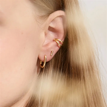 Ørestikker i 9 kt. guld med tre små runde kugler og guldpropper. Minimalistisk, elegant og tidløst design