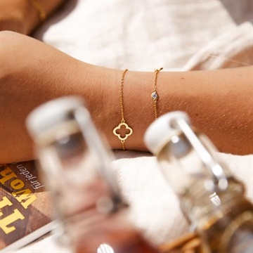 Armbånd i forgyldt sølv med åbent firkløver-vedhæng