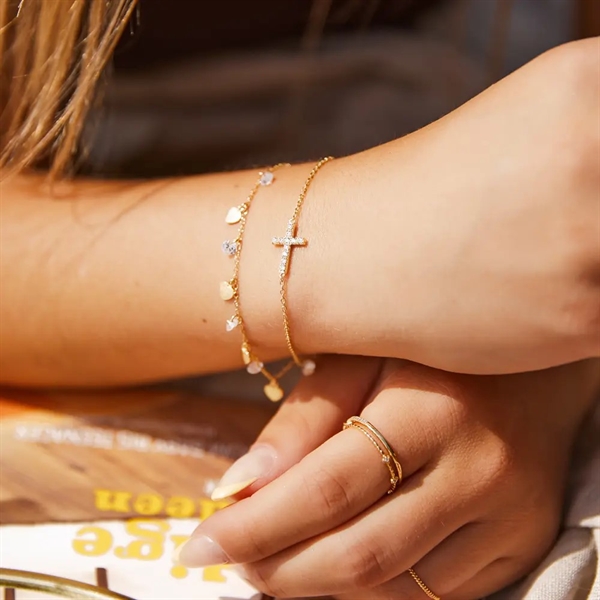 Forgyldt armbånd i 925 sterlingsølv med integreret kors, justerbar længde og klassisk karabinlås