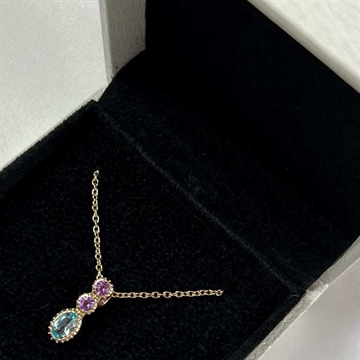 Collier i 8 kt. guld med 2 ametyster og 1 blå topas – justerbar kæde 45/48 cm