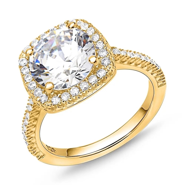 Forlovelsesring i forgyldt sølv med firkantet sten og funklende zirkoniasten – romantisk og elegant design