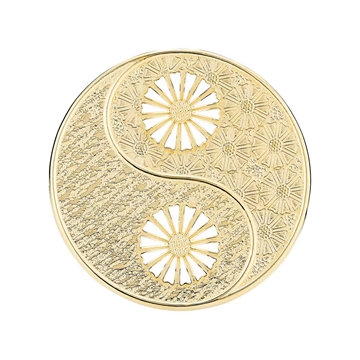 Marguerit broche i 24 karat forgyldt sølv med yin-yang motiv, to hvide margueritter, mønster og hvid emalje