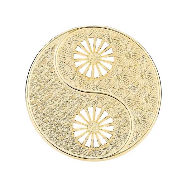 Marguerit broche i 24 karat forgyldt sølv med yin-yang motiv, to hvide margueritter, mønster og hvid emalje