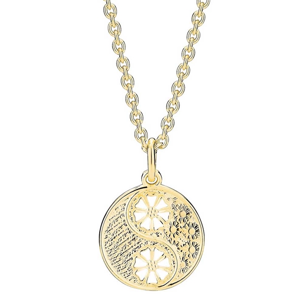 Marguerit halskæde i 24 karat forgyldt sølv med yin-yang vedhæng, to hvide margueritter og 48 cm kæde – BY LUND COPENHAGEN