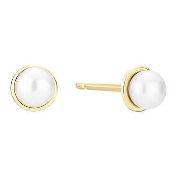 Ørestikker i 8 kt. guld med ferskvandsperler 4–4,5 mm – klassiske elegante perleøreringe fra BY LUND COPENHAGEN