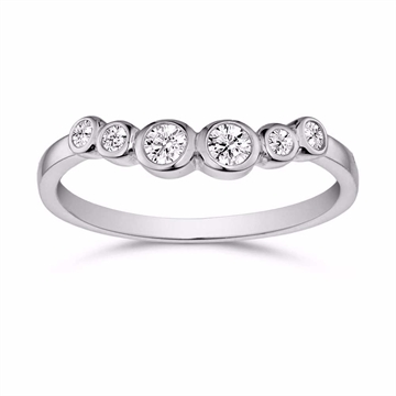 Ring i rhodineret Sterling sølv med seks funklende zirkoniasten og buet design