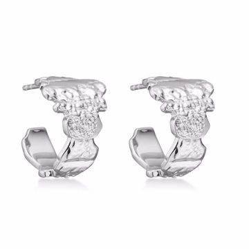 Sølv ørestikker med glat overflade og detaljeret rustikt mønster